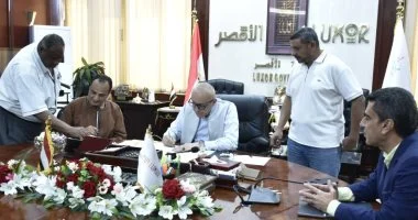 محافظ الأقصر يسلم أول عقد تقنين أراضٍ وفقاً للقانون الجديد