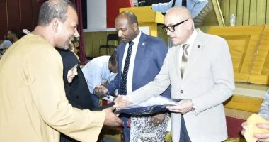 محافظ الأقصر يسلم جوازات السفر لحجاج الجمعيات الأهلية بالمحافظة