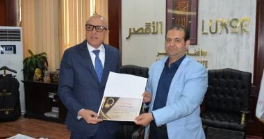 محافظ الأقصر يكرم وكيل عمل الأقصر لبدء مهام عمله ببني سويف