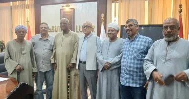 محافظ الأقصر يلتقي أهالي قرية الحبيل لبحث مطالبهم الخدمية والتنموية