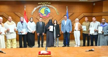 محافظ البحيرة تسلم عقود تقنين أراضي أملاك الدولة