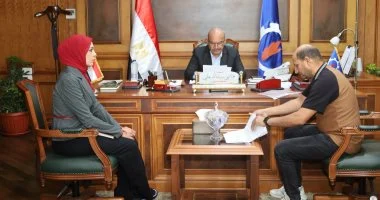 محافظ السويس يبحث شكاوى المواطنين عقب جولته الميدانية بمنطقة الخور
