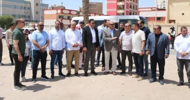 محافظ السويس يتفقد أعمال النظافة ورفع الإشغالات في منطقة الخور