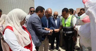 محافظ السويس يتفقد صوامع عتاقة لمتابعة موسم توريد القمح