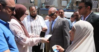 محافظ السويس يوجه بحل شكاوى المواطنين بمركز طب أسرة الهويس
