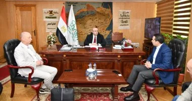 محافظ الفيوم يبحث إنشاء مصنع لضفائر السيارات مع وفد شركة ألمانية