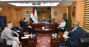 محافظ الفيوم يناقش الخطط التنفيذية لتطوير سوق العزب للمواشي