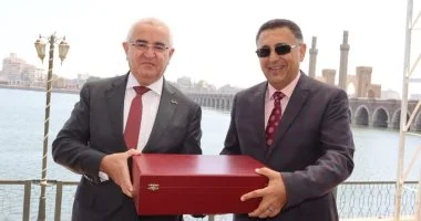 محافظ القليوبية يستقبل سفير أذربيجان بالقناطر الخيرية لإحياء ذكرى حيدر علييف