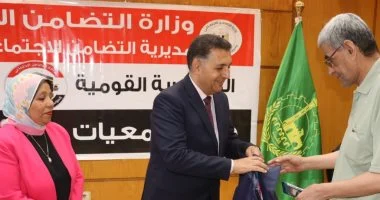 محافظ القليوبية يسلم تأشيرات الحج وملابس الإحرام لحجاج الجمعيات الأهلية