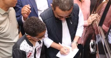 محافظ المنوفية يحفز طالباً خلال جولة تفقدية بمركز الشهداء