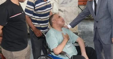 محافظ المنوفية يسلم كرسياً متحركاً لحالة إنسانية خلال لقاء المواطنين