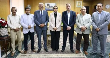 محافظ الوادي الجديد تبحث مشروعي الواحات الخضراء وتثبيت الكثبان الرملية