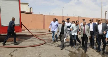 محافظ بني سويف يتابع جهود السيطرة على حريق مصنع ببياض العرب