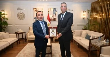 محافظ جنوب سيناء يبحث تعزيز التعاون السياحي والثقافي مع سفير كازاخستان