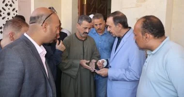 محافظ سوهاج يلتقي المواطنين ويستمع لمطالبهم عقب صلاة الجمعة