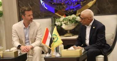 محافظ شمال سيناء يستقبل وفداً هولندياً بمطار العريش