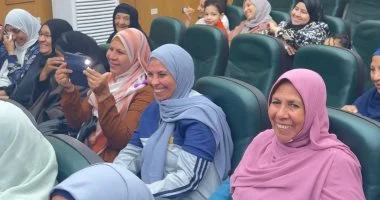محافظ قنا يلتقي حجاج الجمعيات ويسلمهم تأشيرات السفر وملابس الإحرام