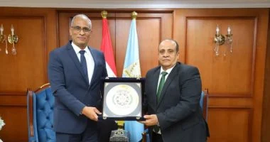 محافظ كفر الشيخ يكرّم السكرتير العام المساعد السابق للمحافظة