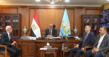 محافظ كفر الشيخ يناقش تنفيذ 96 مدرسة حقلية للزراعة الذكية مناخياً