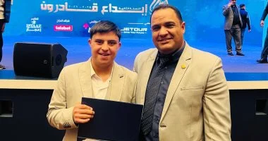 محافظ كفر الشيخ يهنئ أحد ذوي الهمم لحصوله على جائزة التميز