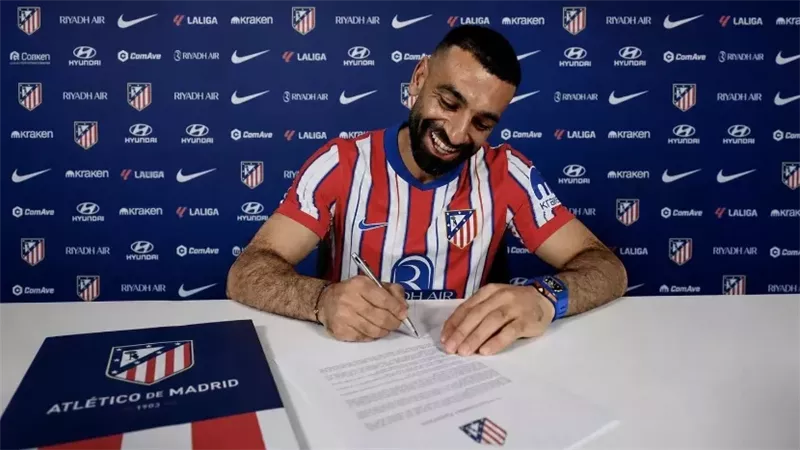 حقيقة انتقال محمد صلاح إلى أتلتيكو مدريد بعد الصورة المتداولة