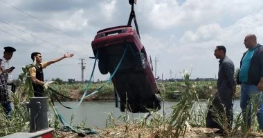 مركبات الدقهلية ترفع سيارة سقطت في ترعة بطريق ميت غمر-المنصورة