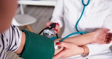مشروبات وأطعمة ترفع ضغط الدم بصمت وأخرى تحميك منه