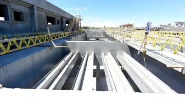 وزير الإسكان يتفقد محطة معالجة الصرف الصحي بمركز أبشواي في الفيوم