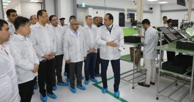 وزير الاتصالات ومحافظ بني سويف يتفقدان مصنع الإلكترونيات بمنطقة كوم أبوراضي