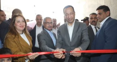 وزير الاتصالات ومحافظ بني سويف يفتتحان مكتب البريد العمومي بالمدينة
