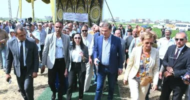 وزير الزراعة يسلم 44 فراطة ذرة لصغار المزارعين بالبحيرة