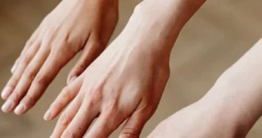 وصفات طبيعية تخلصكِ من اسمرار اليدين وتحميها من الشمس صيفًا