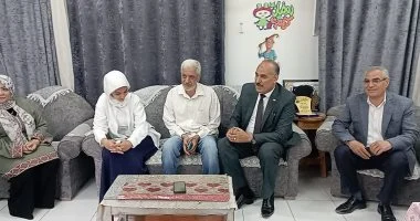 وكيل تعليم بني سويف يلتقي طالبة بمدرسة إهناسيا لدعمها معنوياً