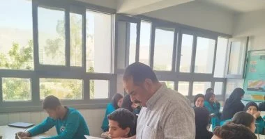 وكيل تعليم سوهاج يتابع انتظام امتحانات صفوف النقل بأخميم
