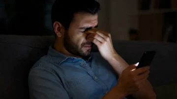 العلم بيقول أيه؟.. هل يسبب استخدام الهاتف الذكي العمى؟
